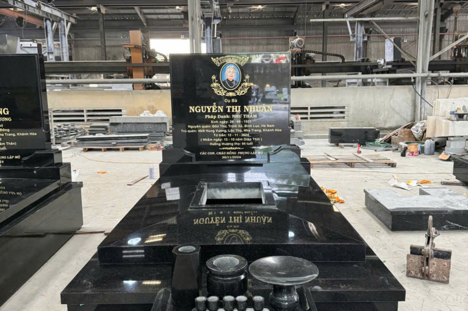  Bia Mộ Đôi Đá 