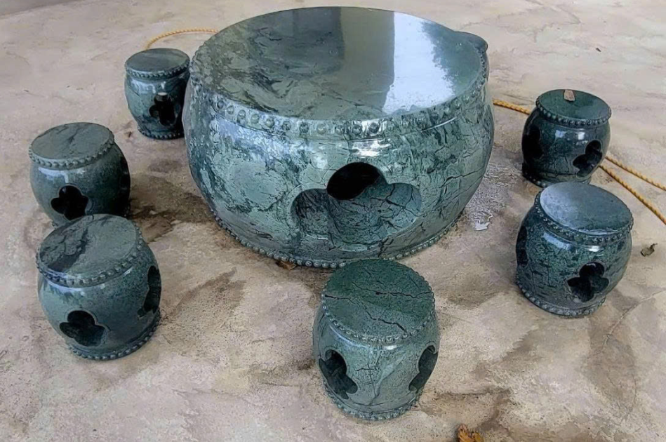Bàn ghế đá